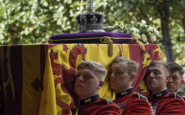 英バッキンガム宮殿からウエストミンスター・ホールに運ばれるエリザベス女王のひつぎ（ロンドン、９月14日）＝ＡＰ
