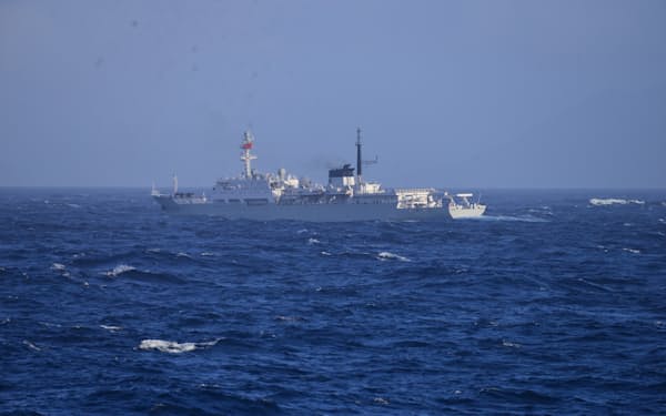 鹿児島県沖で領海侵入した中国海軍の測量艦=防衛省提供