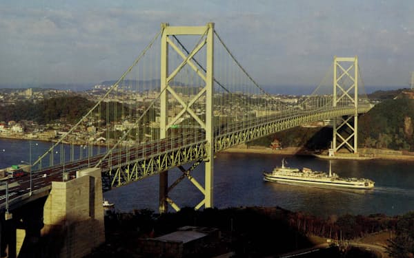 関門橋は2023年に開通から丸50年を迎える（写真は開通当時、IHI提供）