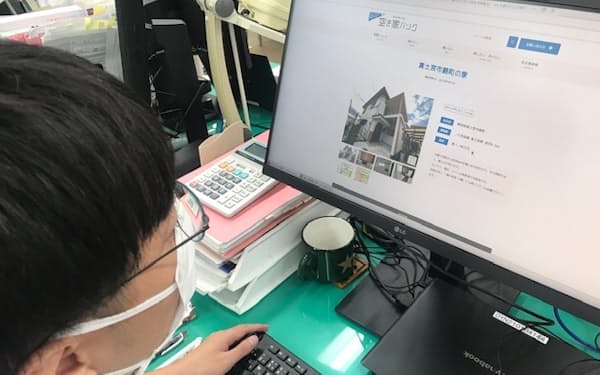 空き家バンクのサイトを確認する静岡県の職員（15日、静岡市）