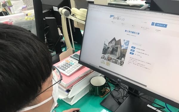空き家バンクのサイトを確認する静岡県の職員(15日、静岡市)
