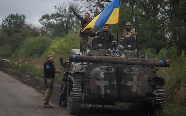 ウクライナ軍は９月に入り、イジュームなど北部の要衝を奪還した（14日、イジューム近郊）＝ロイター
