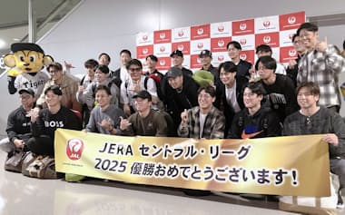 優勝旅行の出発前に記念撮影する阪神の選手ら(16日、関西空港)=共同