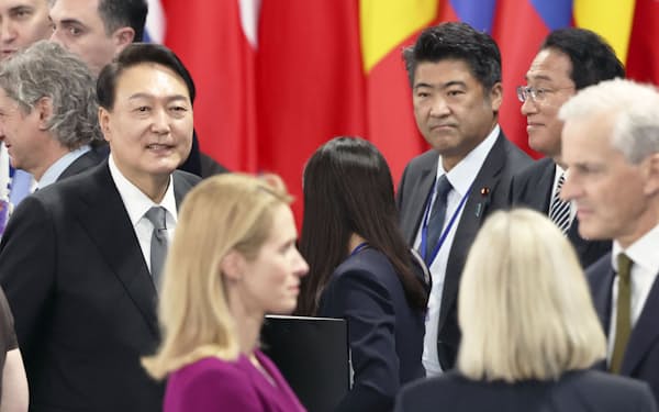 6月29日、スペイン・マドリードで開かれたNATO首脳会議に出席する韓国の尹錫悦大統領（左端）。右から2人目は岸田首相（聯合＝共同）