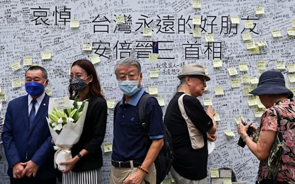 台湾は安倍元首相の国葬に代表団を送る（7月、日本台湾交流協会の台北事務所前に設けられたメッセージボード）＝ロイター