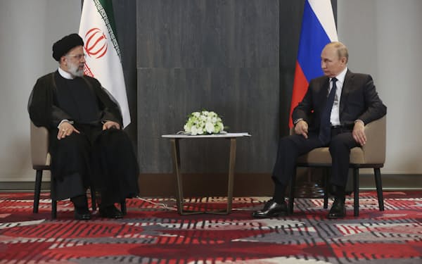 15日、ウズベキスタンのサマルカンドで会談したイランのライシ大統領㊧とロシアのプーチン大統領＝ＡＰ
