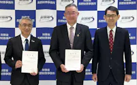 合併認可書を手にする八十二銀行の松下頭取㊥と長野銀行の西沢頭取㊧