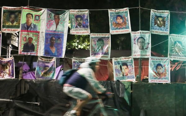 首都メキシコシティの中心部には失踪した学生らの写真が掲げられている（８月）＝ロイター