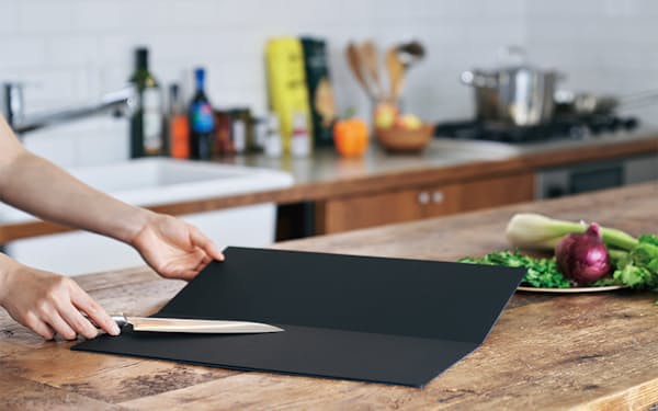 「cutting mat（カッティングマット）」は、カッターマットの製造技術から生まれたまな板。刃当たりが良く、薄く丈夫で、折り畳める。アッシュコンセプトのオリジナルブランド「h tag（アッシュタグ）」から発売