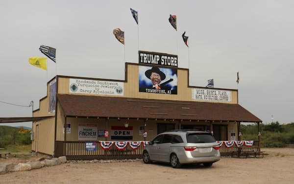 トランプ前米大統領の支持者が営む「TRUMP STORE」(米西部アリゾナ州南部トゥームストーン)