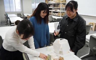 演習室で建築模型を手に取る学生たち(東京都千代田区)