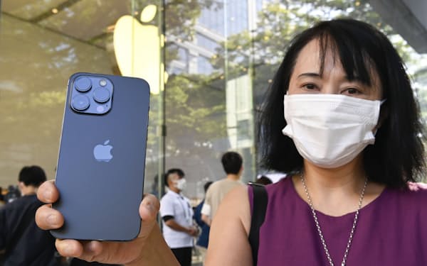 新型スマートフォン「iPhone 14」シリーズを購入した女性（16日午前、東京都渋谷区のアップル表参道）