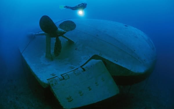 シント・ユースタティウス島沖に沈むケーブル敷設船「チャールズ・L・ブラウン」を調査するダイバー。この島の周辺は、カリブ海で最大規模の海洋保護区だ（Photograph by Helmut Corneli, Alamy Stock Photo）