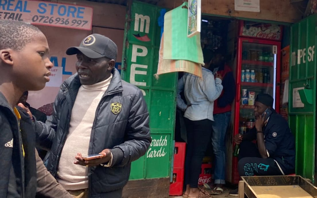 ケニアにはエムペサを扱う小さな店舗が随所にある（同国の首都ナイロビ市）