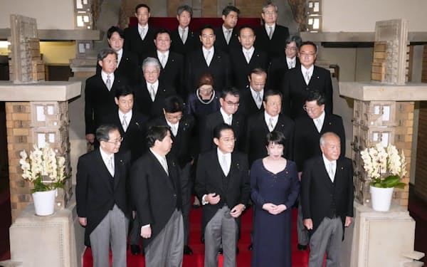　首相公邸での記念撮影を終えた岸田文雄首相（前列中央）と閣僚ら＝10日午後7時42分