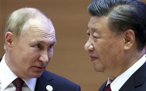 会話を交わすロシアのプーチン大統領（左）と中国の習近平（シー・ジンピン）国家主席（16日、ウズベキスタン・サマルカンド）=AP