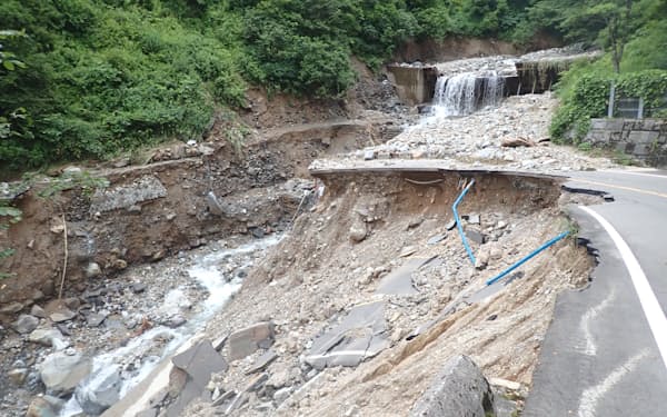 白山白川郷ホワイトロードで崩落した道路（8月、石川県白山市）