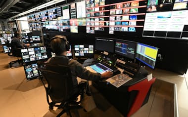 番組などの監視・制御業務を担うマスター(主調整室)の施設(東京都江東区のスカパー東京メディアセンター)