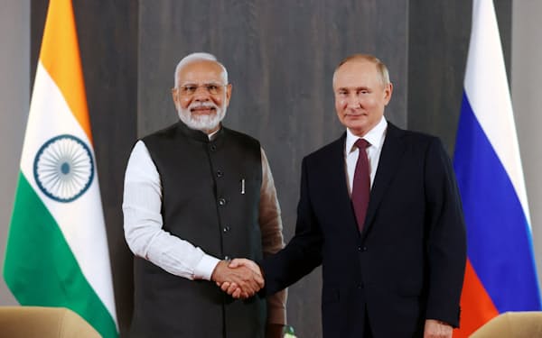 16日、インドのモディ首相（左）はロシアのプーチン大統領と会談した＝ロイター