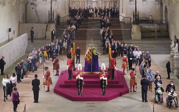 英議会議事堂には途切れることなく市民が弔問に訪れている（14日、ロンドン）＝AP