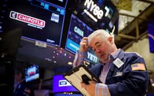 2025年は米国の資金流入額が世界全体の4割を占めた(写真はニューヨーク証券取引所で働くトレーダーの様子=ロイター) 2025年は米国の資金流入額が世界全体の4割を占めた(写真はニューヨーク証券取引所で働くトレーダーの様子=ロイター)