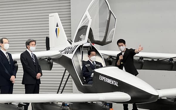 電動垂直離着陸機「eVTOL」のコックピットに乗る岸田文雄首相 (17日、福島県南相馬市)