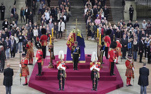 チャールズ新国王ときょうだいは死去した女王の棺（ひつぎ）を守る儀式に参加した（16日、ロンドン）＝AP