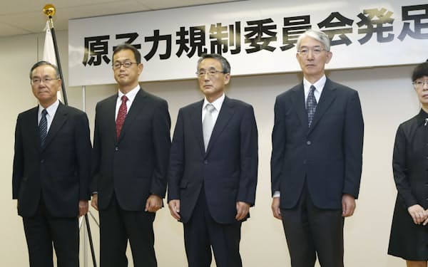 2012年9月、原子力規制委員会の発足式に臨む5人の委員＝共同
