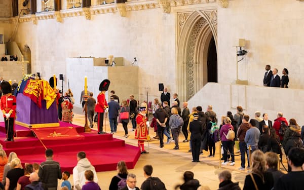 エリザベス2世の弔問の列は途絶えない（17日、ロンドン）＝英議会提供・ロイター