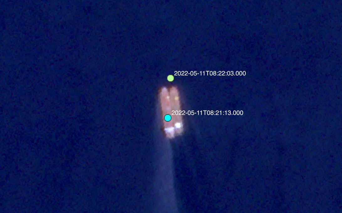 ギリシャ沖で2隻のタンカーが横付けしていることを衛星画像で確認（点はAISの位置情報）=米プラネット・ラブズ提供