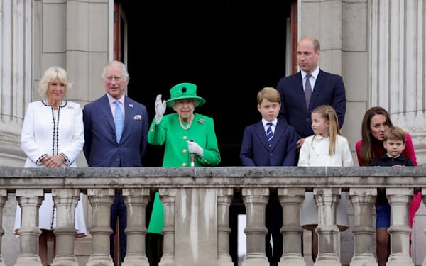 在位70年の記念式典に姿を見せたエリザベス女王㊥(6月5日、ロンドン)＝ロイター