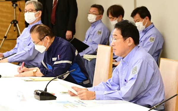 台風14号に関する関係閣僚会議で発言する岸田首相㊨（18日、首相官邸）