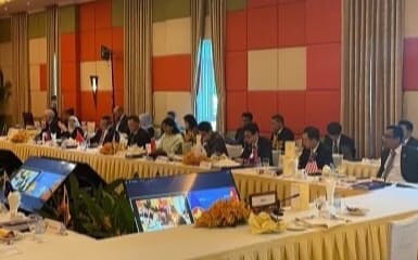 ASEAN経済相関連会合で日本は経済協力の強化を訴えた（17日、カンボジア）＝経産省提供