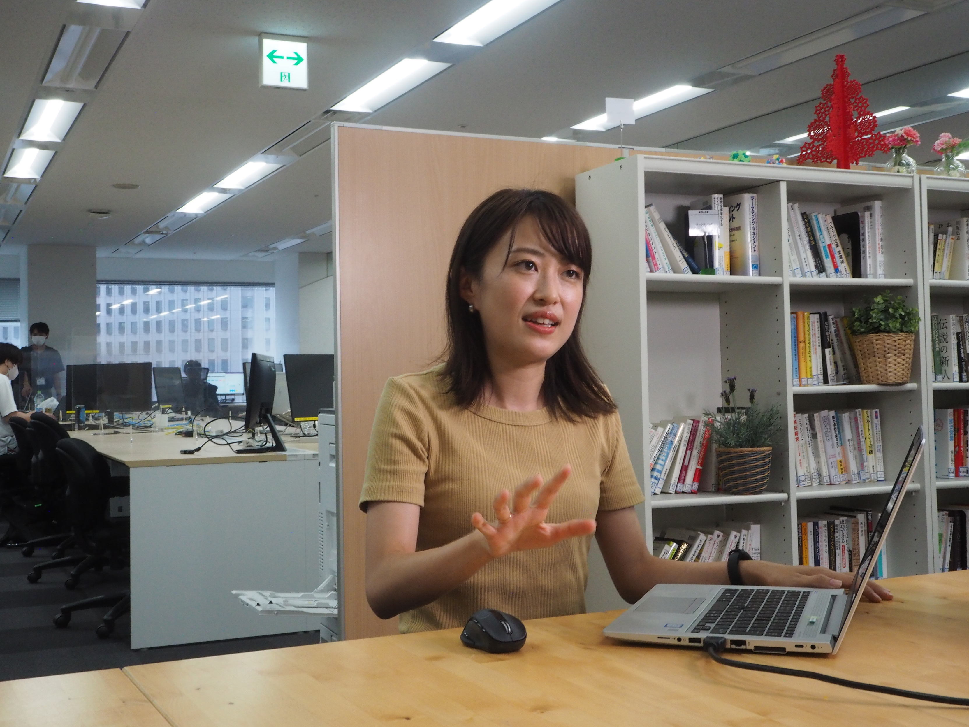 スマートグロース制度を使うエン・ジャパンの勝又美奈さん。短時間勤務だが、減収は小幅、やりがいのある仕事も担う(東京都新宿区)