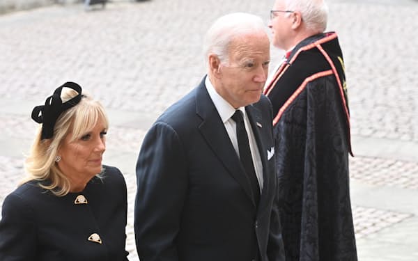 エリザベス女王の国葬に参列するバイデン米大統領夫妻（19日、ロンドン）=ロイター