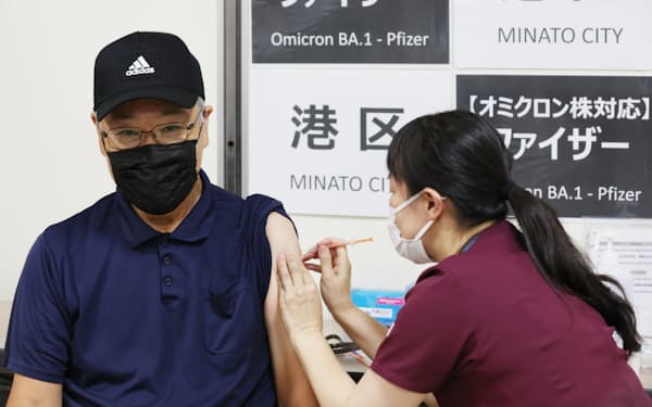 集団接種会場で始まったオミクロン型対応ワクチンの接種（20日午前、東京都港区）