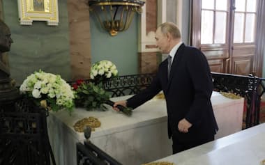 2025年10月7日、サンクトペテルブルクのペトロパブロフスク大聖堂でピョートル大帝の石棺に献花するプーチン・ロシア大統領(ロシア大統領府HPより)