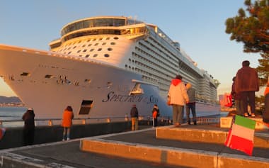 2025年最後に鹿児島県へ寄港したクルーズ客船「スペクトラム・オブ・ザ・シーズ」(12月27日朝、鹿児島市)