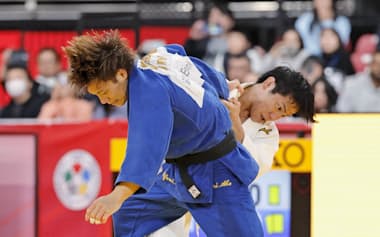 GS東京大会で阿部一二三(青)と対戦する武岡毅。惜敗にも「差はそんなにない」と手応えを得た=共同