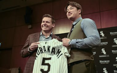 ホワイトソックスのゲッツGM㊧と入団記者会見に臨む村上宗隆=Matt Marton-Imagn Images・ロイター