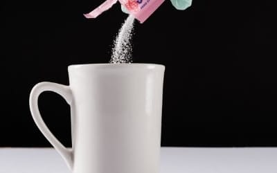 甘さがきび砂糖の数百〜数千倍に及ぶものもある人工甘味料は、一般に人の体内では処理されない。カロリーがゼロであるか、少ししかないのはそれが理由だ。（PHOTOGRAPH BY TRISTAN SPINSKI）