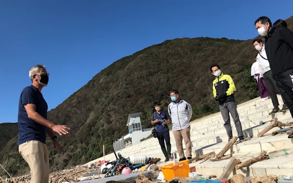 海岸の漂着ゴミを集める連携協定の関係者ら（20日、長崎県対馬市）