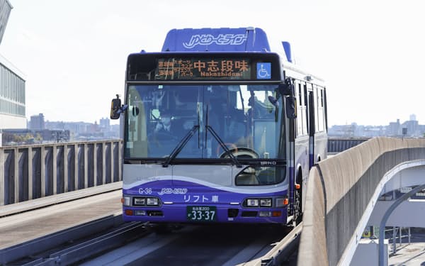 名古屋市では国内唯一のガイド輪付きバス「ガイドウエーバス」が走る