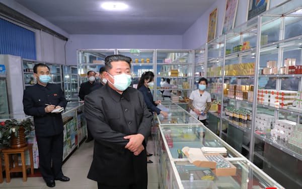５月、マスクを着けて平壌の薬店を視察する北朝鮮の金正恩総書記＝朝鮮中央通信・ロイター