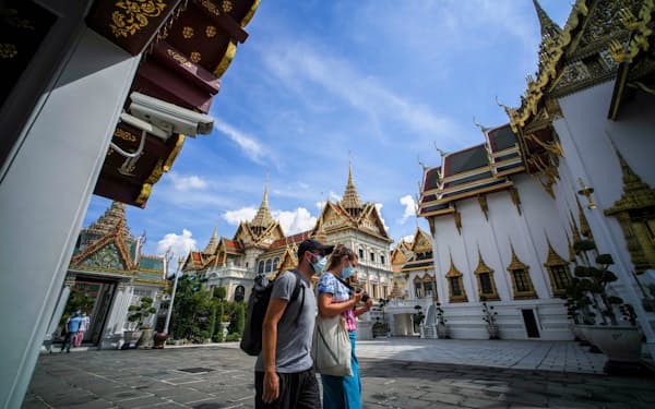 タイ・バンコクの王宮を観光する外国人旅行者＝ロイター