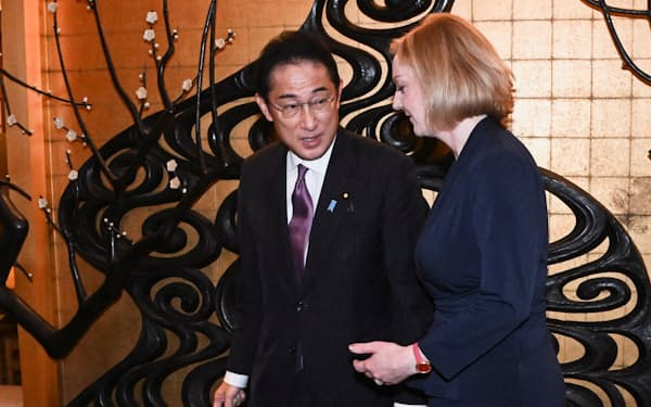 岸田首相はトラス英首相と初めて会談した＝ロイター
