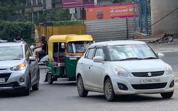 インドの街中を走るスズキの車（西部グジャラート州、８月）