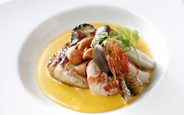 「四谷YAMAZAKI」のコースの1品「魚介のウニクリームソース」。鮮やかな黄色のソースにはウニをたっぷり使っている