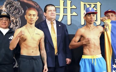 WBAバンタム級挑戦者決定戦の前日計量をパスした井岡一翔㊧とマイケル・オルドスゴイッティ(30日、東京都港区)=共同