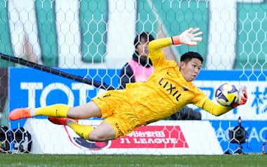 MVPに輝いた早川友基。GKとしては15年ぶり2度目の受賞だ=共同